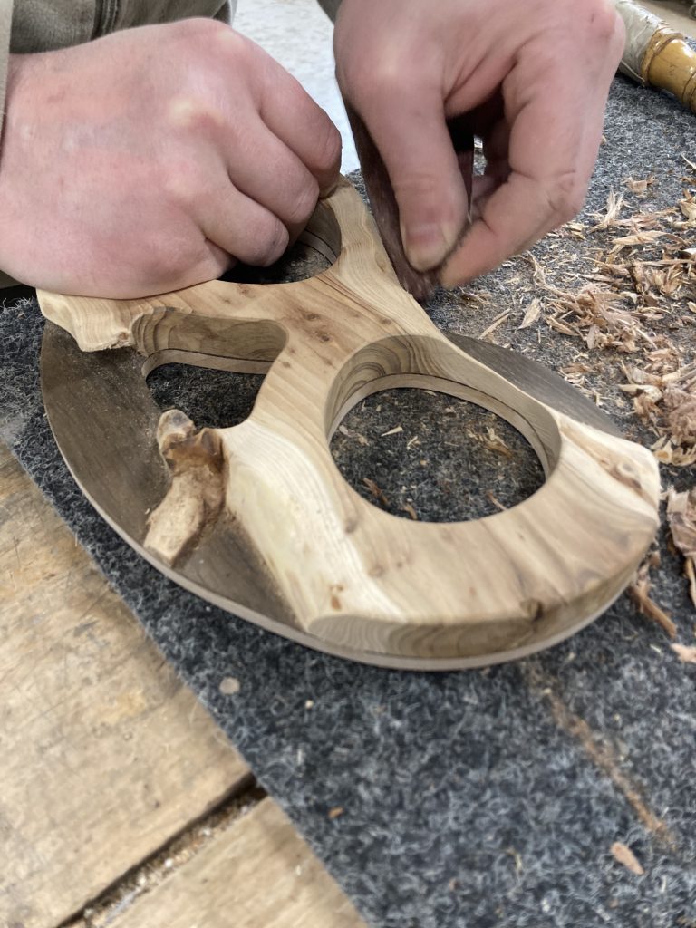 objet artisanal alsacien bretzel en bois artisan bois alsace fabrication objet en bois fait main